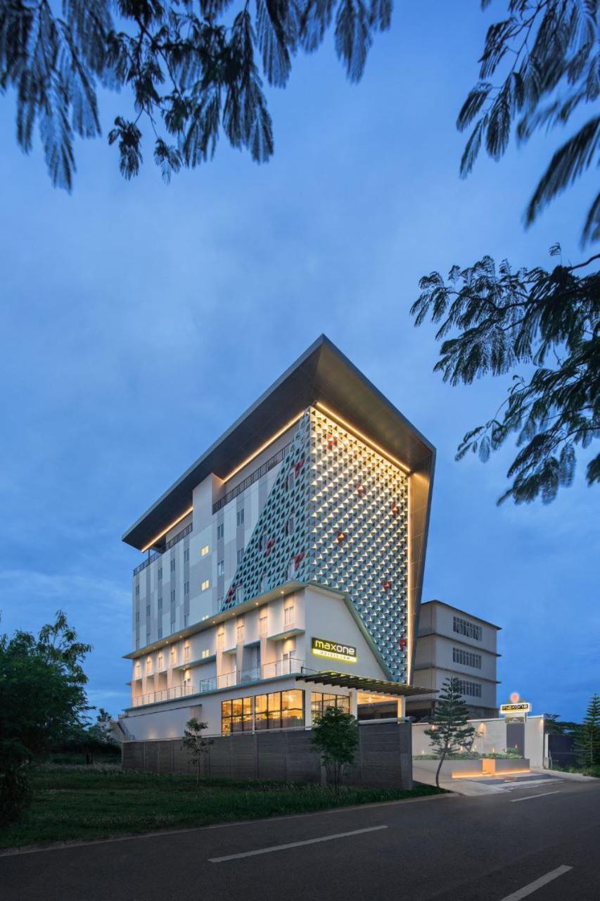 Maxonehotels At Kota Harapan Indah-ブカシ エクステリア 写真