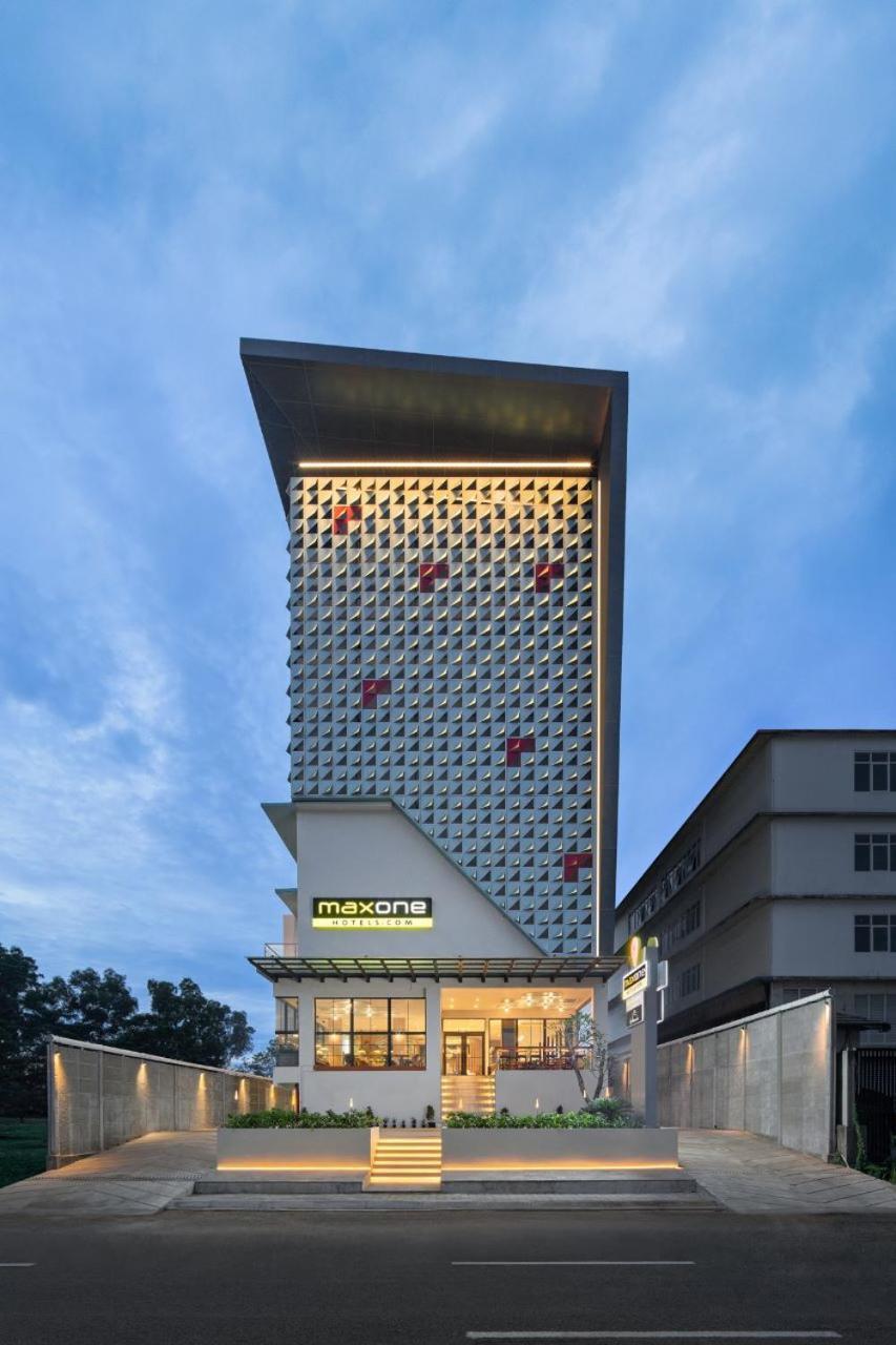 Maxonehotels At Kota Harapan Indah-ブカシ エクステリア 写真